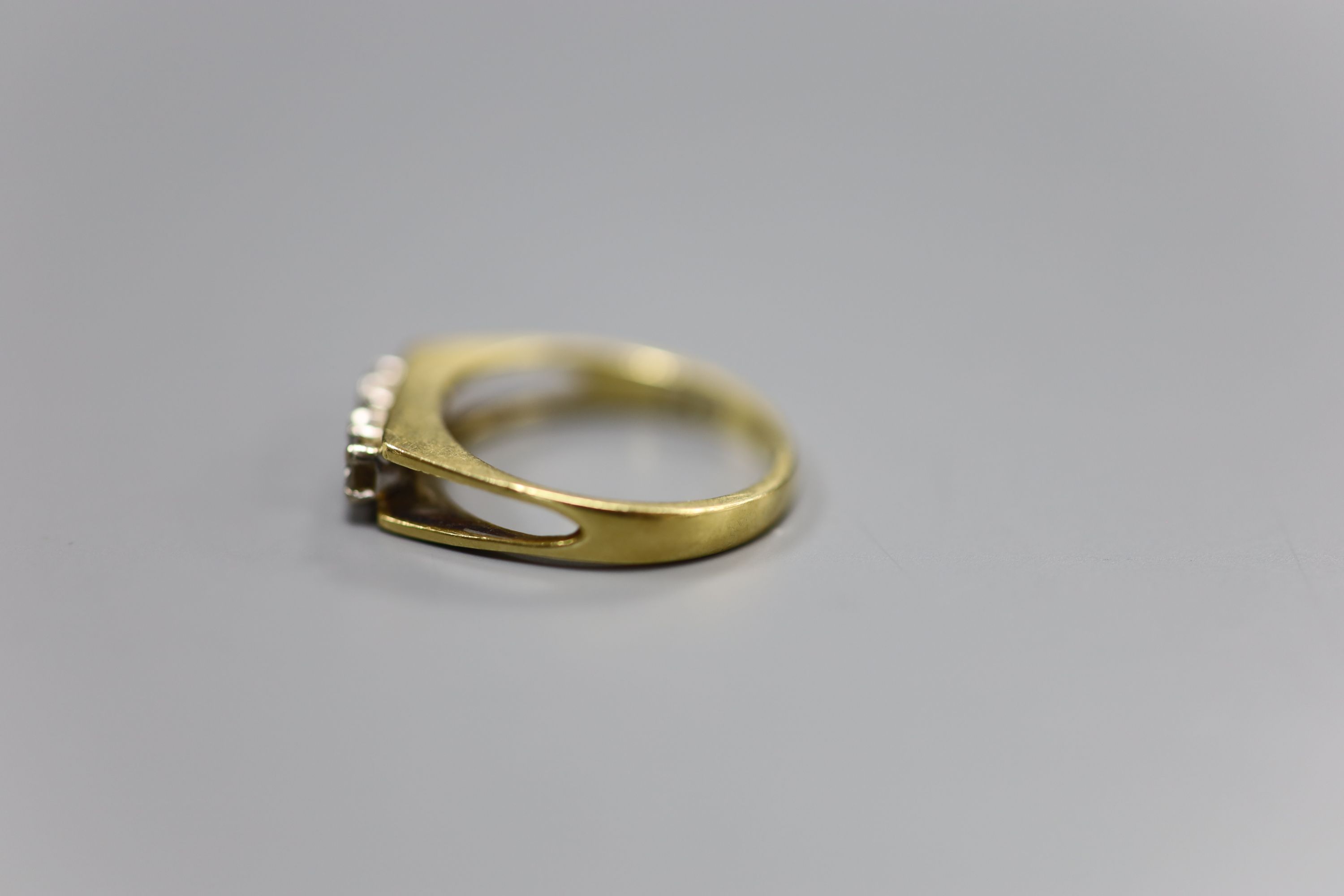 A modern 18ct gold and three stone diamond set ring, size K, gross 3.3 grams.